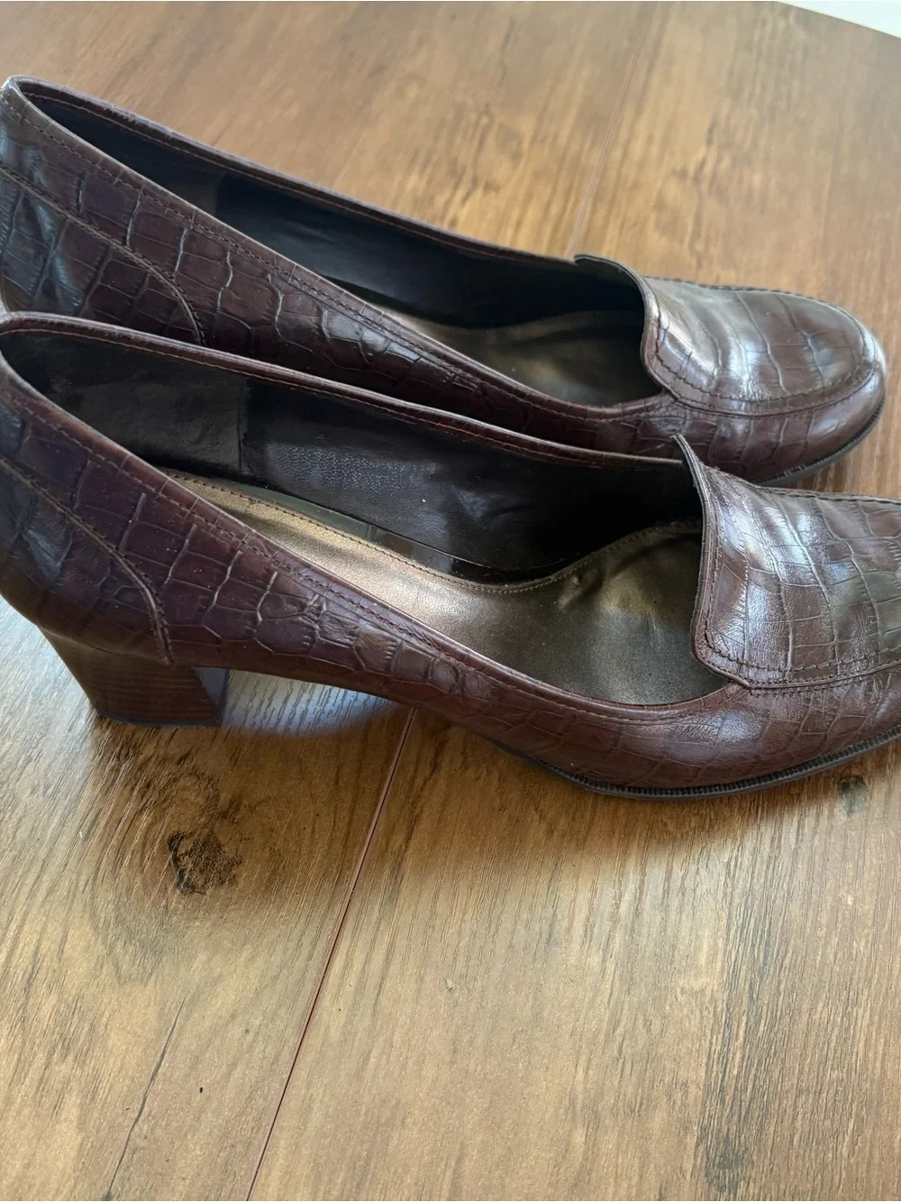 Bandolino Women's Dark Brown Croc-Embossed Loafers size 11. INV25/568